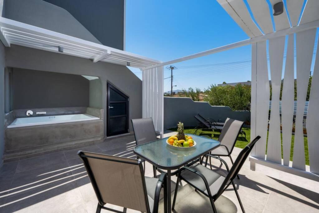 Christianna & George Luxury Hot Tub Apartment Fira  Ngoại thất bức ảnh