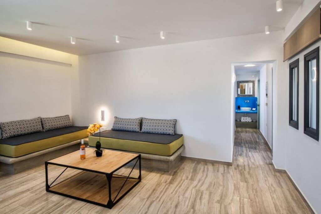 Christianna & George Luxury Hot Tub Apartment Fira  Ngoại thất bức ảnh
