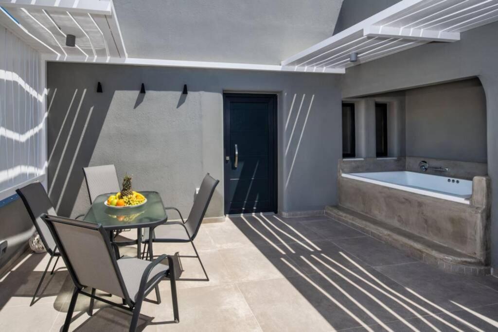 Christianna & George Luxury Hot Tub Apartment Fira  Ngoại thất bức ảnh